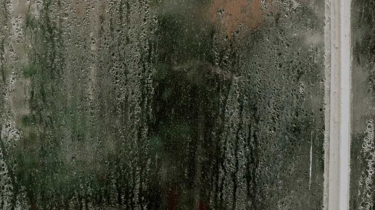 Varför är ett pulverlackerat plåthölje mer tillförlitligt i miljöer med kontinuerlig hög luftfuktighet?