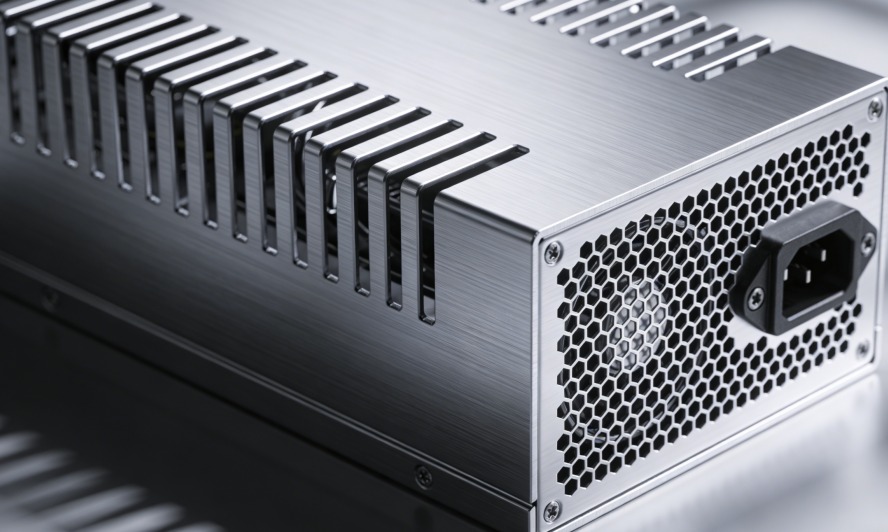 När ska du välja rostfritt stål kontra aluminium för specialanpassade industriella kapslingar?